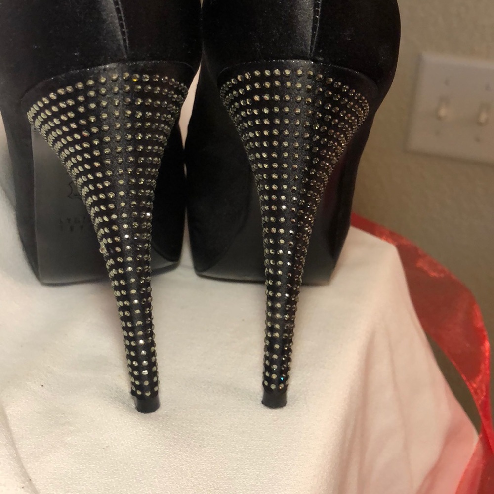 Shoes - Picture 3 of 8
